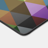 Dunkles Retro-farbiges Dreiecksmuster Monogramm Schreibtischunterlage (Ecke)