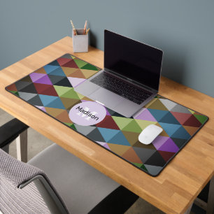 Dunkles Retro-farbiges Dreiecksmuster Monogramm Schreibtischunterlage