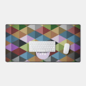 Dunkles Retro-farbiges Dreiecksmuster Monogramm Schreibtischunterlage (Tastatur & Maus)