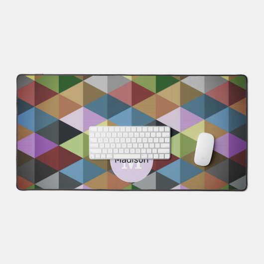 Dunkles Retro-farbiges Dreiecksmuster Monogramm Schreibtischunterlage (Tastatur & Maus)