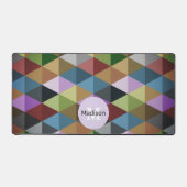 Dunkles Retro-farbiges Dreiecksmuster Monogramm Schreibtischunterlage (Vorderseite)