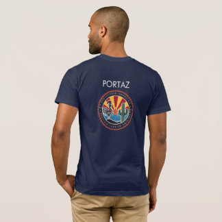 Dunkles Shirt mit PortAz Logo auf Vorder- und Rück