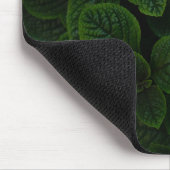 Dunkles Smaragdgrün Texturiertes Blätter Muster Mousepad (Ecke)