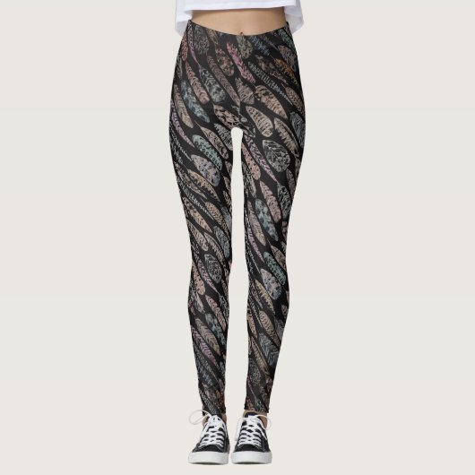Dunkles Tone Feather Muster auf schwarz gedruckter Leggings (Vorderseite)