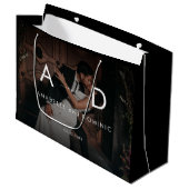 Dunkles verblassendes Foto und Monogramm Elegante  Große Geschenktüte (Vorderseite Schrägansicht)