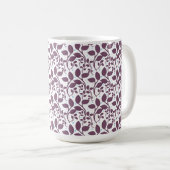Dunkles violettes Blattmuster, eleganter botanisch Kaffeetasse (VorderseiteRechts)