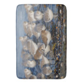 Dunlins und Sanderlings am Strand Badematte (Vorderseite Vertikal)