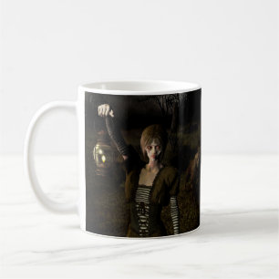 Dünne Frau, die eine Lampe trägt Kaffeetasse