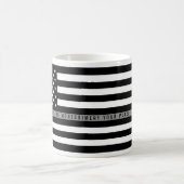 Dünne graue Korrekturlinie amerikanische Flagge Kaffeetasse (Mittel)