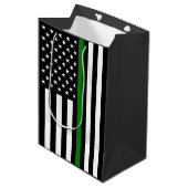 Dünne grüne Flagge: Patriotische Militärveteranen Mittlere Geschenktüte (Vorderseite Schrägansicht)