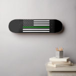 Dünne grüne Flagge: Patriotische Militärveteranen Skateboard<br><div class="desc">Die Thin Green Line Flagge ist ein Symbol für die Unterstützung des Militärs der Vereinigten Staaten. Die dünne grüne Linie repräsentiert die Männer und Frauen, die in den Streitkräften dienen und die Nation und ihre Bürger schützen. Die Fahne wird oft neben der amerikanischen Fahne angezeigt, um die Anerkennung für die...</div>