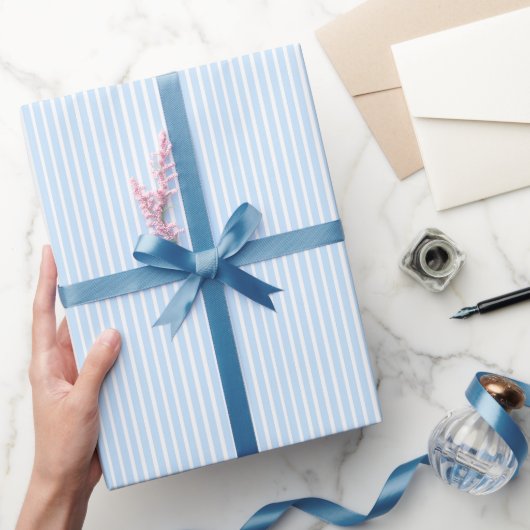 Dünne hellblaue Streifen Geschenkpapier (Schenken)