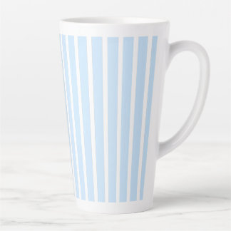 Dünne hellblaue Streifen Milchtasse