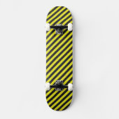 Dünne schwarze und gelbe Diagonalstreifen Skateboard (Vorderseite)