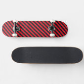 Dünne schwarze und rote Diagonalstreifen Skateboard (Horizontal)