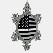 Dünne weiße Linie mit Monogramm Name EMS EMT Schneeflocken Zinn-Ornament (Links)