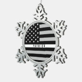 Dünne weiße Linie mit Monogramm Name EMS EMT Schneeflocken Zinn-Ornament (Rechts)