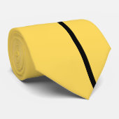 Dünner schwarzer vertikaler Streifen auf Senf Krawatte (Gerollt)