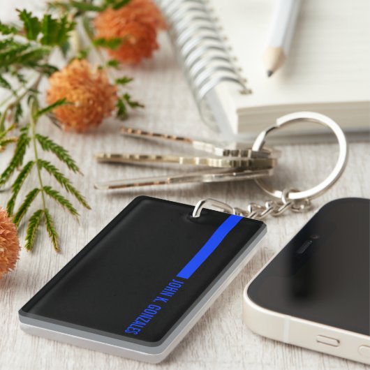 Dünnes Blue Line, das mit einem kundenspezifischen Schlüsselanhänger (Vorderseite rechts)