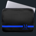 Dünnes Blue Line-Gewohnheits-Monogramm Laptopschutzhülle<br><div class="desc">Eine dünne blaue Linie hinweisend vom Gesetzesvollstreckungberuf. Dieses Einzelteil kennzeichnet ein kundenspezifisches Monogramm zusammen mit Ihrem Namen oder Ihrem Geschenkempfängernamen unter es.</div>