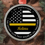 Dünngoldene Linie, goldener Kleber 911 Dispatcher Ornament Aus Metall<br><div class="desc">Der goldene Klebstoff, der alles zusammenhält. Personalisiertes dünne Gold Line Ornament für 911 Dispatcher und Polizeidienstmitarbeiter. Personalisieren Sie dieses Dispatcher-Ornament mit Namen und Jahr. Dieses personalisierte Dispatcher Geschenk ist perfekt für polizeiliche Dispatcher Wertschätzung, 911 Dispatcher Dankeschön Geschenke, Dispatcher Ruhestand Geschenke oder Gastgeschenke. Bestellen Sie diese Geschenke für die Polizei oder...</div>