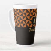 Duo Geo Black & Burnt Orange Individuelle Name Milchtasse (Linke Ecke)