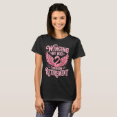Durch den Ruhestand fliegend, lustiger Flamingo T-Shirt (Vorne ganz)
