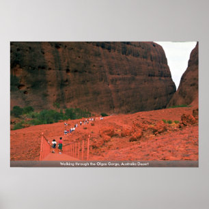 Durch die Olgas Schlucht gehen, Australien-Wüste Poster