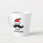 Durch die schneewitzige Latte-Tasse spazieren Milchtasse (Linke Ecke)