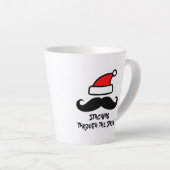 Durch die schneewitzige Latte-Tasse spazieren Milchtasse (Rechte Ecke)