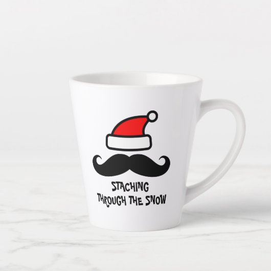 Durch die schneewitzige Latte-Tasse spazieren Milchtasse (Rechts)