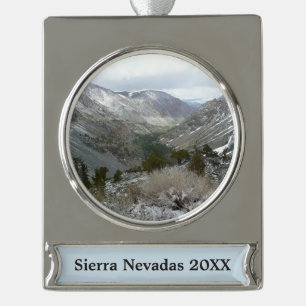 Durch die verschneiten Sierra Nevada Berge fahren Banner-Ornament Silber
