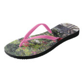 Durch ein Gartentor... Badesandalen (Schrägansicht)