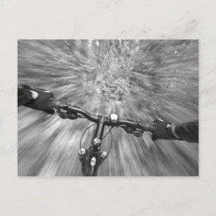Durch eine buffe Passage eines Singletrails fahren Postkarte