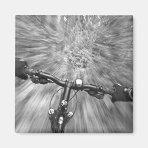Durch einen glatten Abschnitt eines Single-Trails Magnet