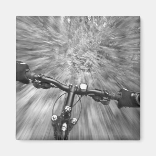 Durch einen glatten Abschnitt eines Single-Trails Magnet (Vorne)