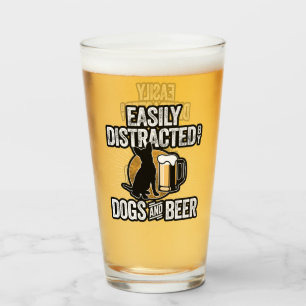 Durch Hunde und Biergläser leicht abgelenkt Glas