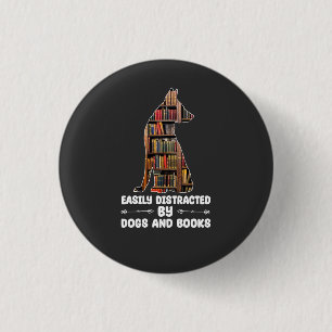 Durch Hunde und Bücher leicht ablenkbar Lustig Button