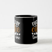 durch Kaffee und wahre Kriminalität befeuert Zweifarbige Tasse (Mittel)