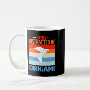 Durch Origami leicht abgelenkt Kaffeetasse