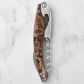 Durch Relief hervorgehobene braune, gekrümmte Bänd Kellnermesser (Rückseite)