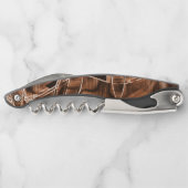 Durch Relief hervorgehobene braune, gekrümmte Bänd Kellnermesser (Rückseite)