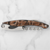 Durch Relief hervorgehobene braune, gekrümmte Bänd Kellnermesser (Vorderseite)