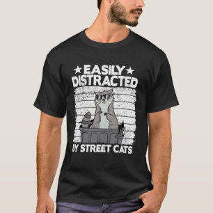 Durch Straßenkatzen leicht abgelenkt Waschbär 1 T-Shirt