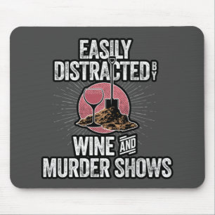 Durch Wein und Mordshows leicht ablenkbar Mousepad
