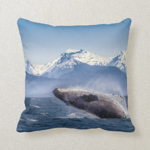 Durchbrechen des Buckel-Wals in Alaska Kissen