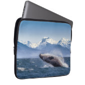 Durchbrechen des Buckel-Wals in Alaska Laptopschutzhülle (Vorne Rechts)
