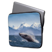 Durchbrechen des Buckel-Wals in Alaska Laptopschutzhülle (Vorderseite Links)