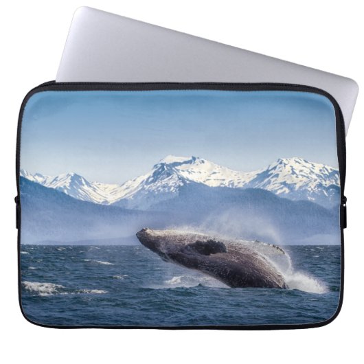 Durchbrechen des Buckel-Wals in Alaska Laptopschutzhülle (Vorderseite)