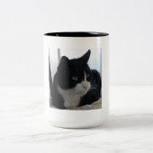 Durchdachte Tuxedo-Katzen-Tasse Zweifarbige Tasse (Mittel)